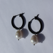Load image into Gallery viewer, Fabuleux Vous Black and Fresh Water Pearl Hoop Earrings