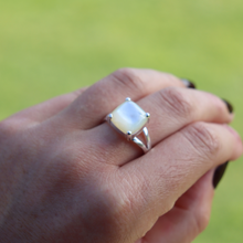 Load image into Gallery viewer, Fabuleux Vous La Stele Square Dome Mother of Pearl Ring size 9