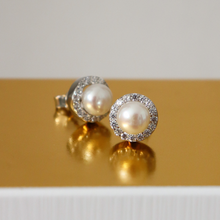 Load image into Gallery viewer, Fabuleux Vous Fresh Water & Cubic Zirconia Silver Studs