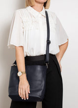 Load image into Gallery viewer, La Lupa Lola Crossbody- Black