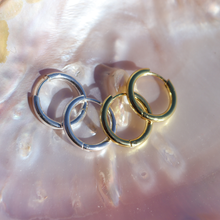 Load image into Gallery viewer, Fabuleux Vous Yellow Gold 20mm Huggie Hoops