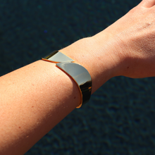 Load image into Gallery viewer, Fabuleux Vous Steel Me Cici Gold Cuff