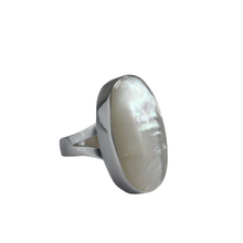 Load image into Gallery viewer, Fabuleux Vous La Stele Mother of Pearl Oval Ring