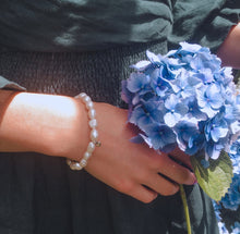 Load image into Gallery viewer, Fabuleux Vous La Pierre FW Keshi White Pearl Stretchy Bracelet