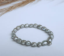 Load image into Gallery viewer, Fabuleux Voux La Pierre Silver Keshi Pearl Stretchy Bracelet