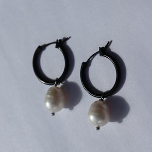 Fabuleux Vous Black and Fresh Water Pearl Hoop Earrings