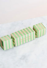 Load image into Gallery viewer, House of Chocolate Vanilla Bean Fudge Christmas Cracker Mini
