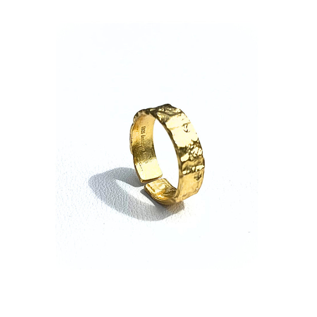 Lindi Kingi Hammered Ring Gold