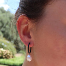 Load image into Gallery viewer, Fabuleux Vous Black and Fresh Water Pearl Hoop Earrings
