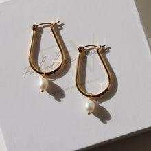 Load image into Gallery viewer, Fabuleux Vous Steel Me Yellow Gold U Shaped Pearl Earrings

