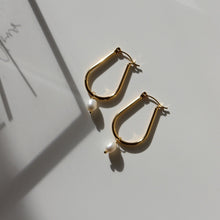 Load image into Gallery viewer, Fabuleux Vous Steel Me Yellow Gold U Shaped Pearl Earrings
