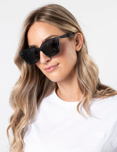 Load image into Gallery viewer, Stella &amp; Gemma Willow Sunglasses Navy
