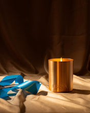 Load image into Gallery viewer, Ecoya Holiday Collection Hibiscus &amp; Bergamot Goldie Candle
