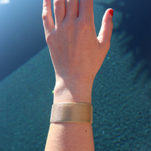 Load image into Gallery viewer, Fabuleux Vous Steel Me Cici Gold Bracelet
