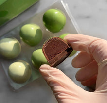Load image into Gallery viewer, House of Chocolate Peppermint Bonbon Box 6pk

