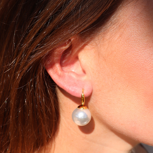 Fabuleux Vous Steel Me Gold Round Pearl Earrings