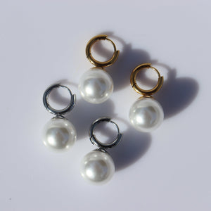 Fabuleux Vous Steel Me Gold Round Pearl Earrings