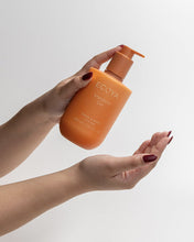 Load image into Gallery viewer, Ecoya Mandarin Gin Bathroom Edit

