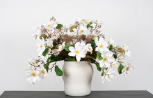 Load image into Gallery viewer, Flower Systems Legacy Magnolia Spray Cream 71cm
