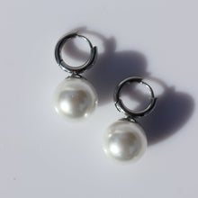 Load image into Gallery viewer, Fabuleux Vous Steel Me Silver Round Pearl Earrings
