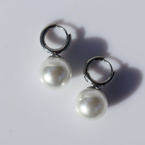 Fabuleux Vous Steel Me Silver Round Pearl Earrings