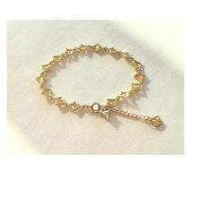 Load image into Gallery viewer, Lindi Kingi Gold Byzante Embrace Bracelett

