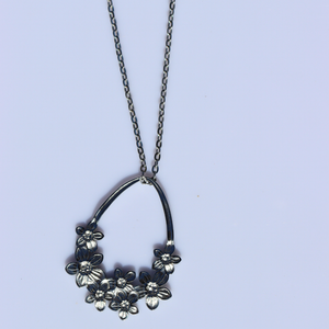 Fabuleux Vous Steel Me Silver Flower Necklace