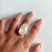 Load image into Gallery viewer, Fabuleux Vous La Stele Mother of Pearl Oval Ring
