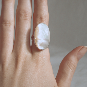 Fabuleux Vous La Stele Mother of Pearl Oval Ring